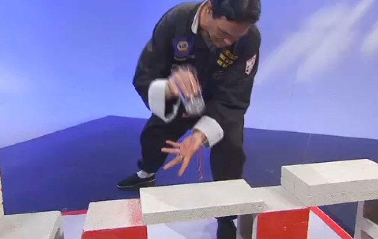 Kung Fu Master zakt keihard door het ijs tijdens live uitzending