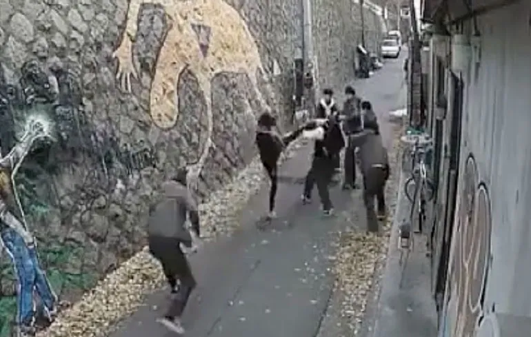 Grietje laat zich niet lastigvallen door groepje gasten