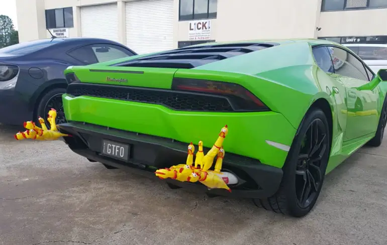 Lamborghini met 20 nep kippen geeft wel een gaaf geluidje