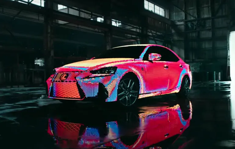 De 2017 Lexus IS met 41,999 LED lampjes