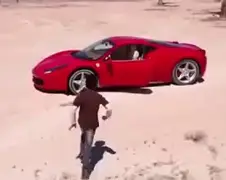 Knaapje test de Ferrari 458 Italia van pa even