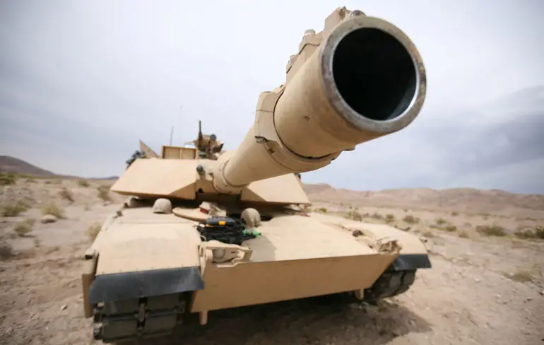Kijkje nemen tijdens laden van een M1 Abrams