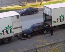 Auto in vrachtwagen laden