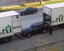 Auto in vrachtwagen laden