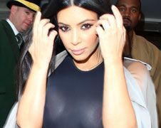 Kim Kardashian heeft ze los in de tas in doorkijk shirtje