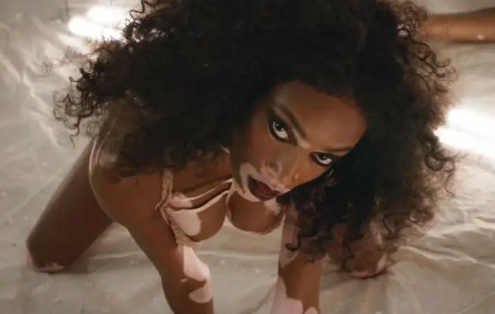 Love Magazine Advent 2017: Rekken en strekken Winnie Harlow