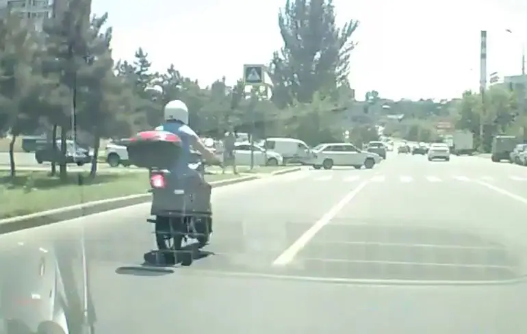 Motorrijder uit Rostov aan de Don heeft geluk bij een ongeluk