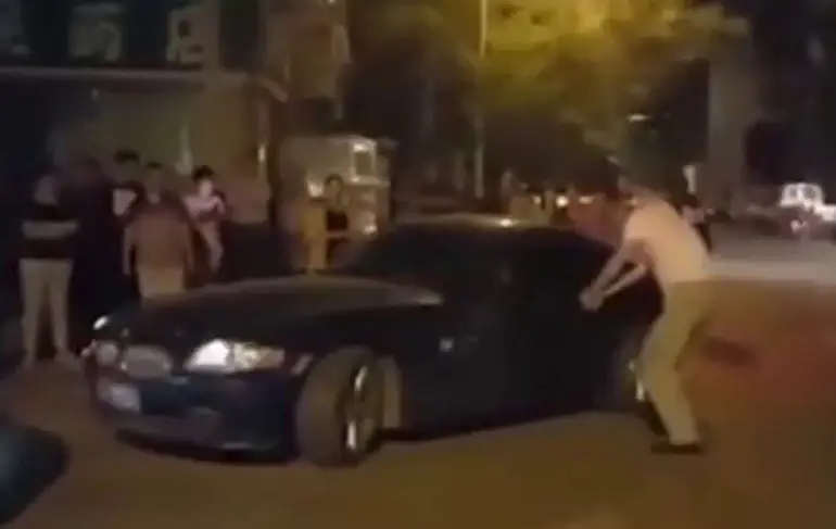 Vrouwtje laat niet met zich fucken in verkeersruzie