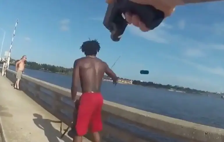 Gast gooit man van brug en doet dan alsof dat niet zo is