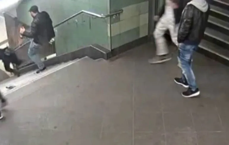 Vrouw van trap schoppen in Berlijn omdat het kan