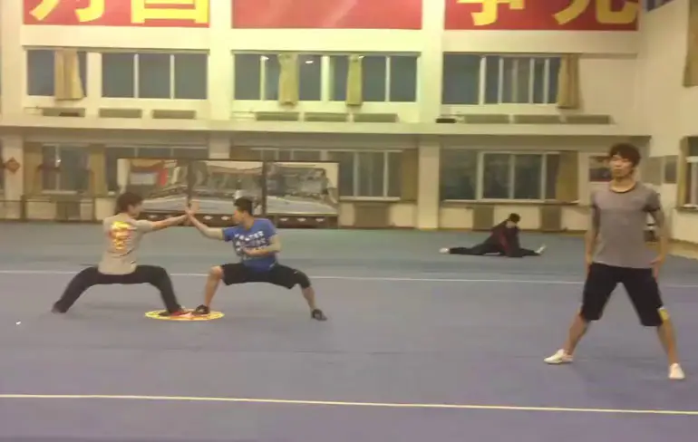 3 gasten oefenen op hun Martial Arts demonstratie