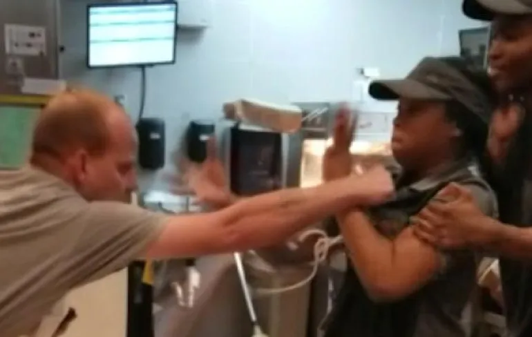 Geen rietje bij McDonald’s escaleert volledig