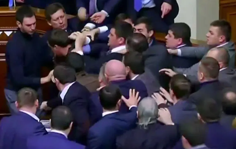 Premier van Oekraïne krijgt bloemen en relletje