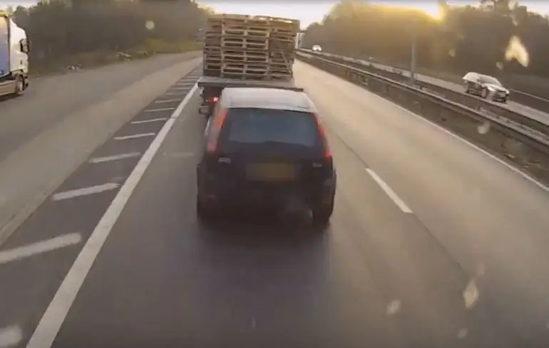 Vrachtwagenchauffeur gestraft na veroorzaken mega klapper