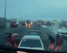 Vier man sterk verhaal halen in het verkeer