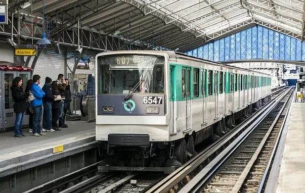 Snelle liefdesdans in de metro van Parijs