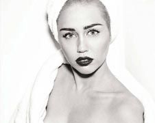 Miley Cyrus topless in Duitse Vogue