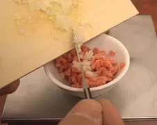 Minuscule cheeseburgers bereiden