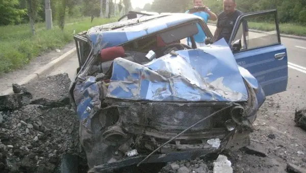 Raket slaat in vlak voor rijdende auto in Donetsk