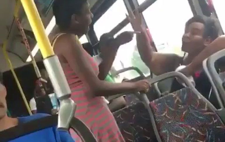 Moeders krijgen mot in de bus