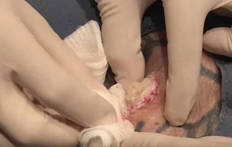 Mooie mayo bron tussen de tatoeage letters in