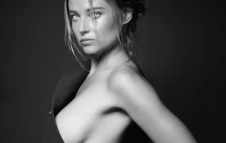 Genevieve Morton uit de kleren voor Randall Slavin