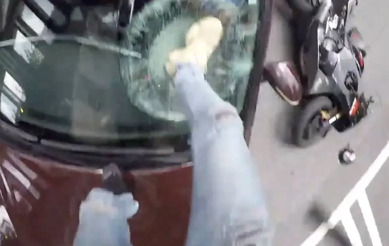 Van motor getikte bestuurder gooit frustratie er even uit
