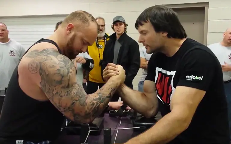 The Mountain neemt het op tegen Devon Larratt