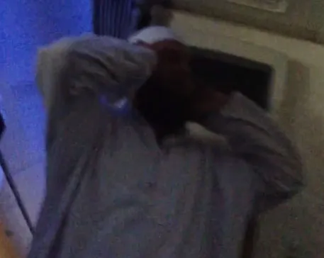 Moslim laat vliegtuig meegenieten van zijn gebed