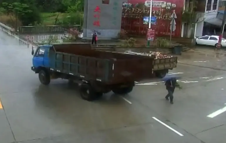 Wandelaar komt met de schrik vrij na aanrijding tussen vrachtwagen