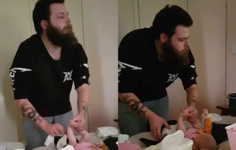 Vader trekt vuile luier van baby maar slecht