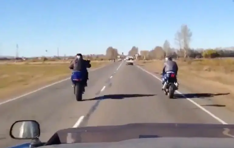 Motormannetje wil graag een wheelie maken