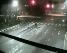 Bromfietsrijder met een helder momentje