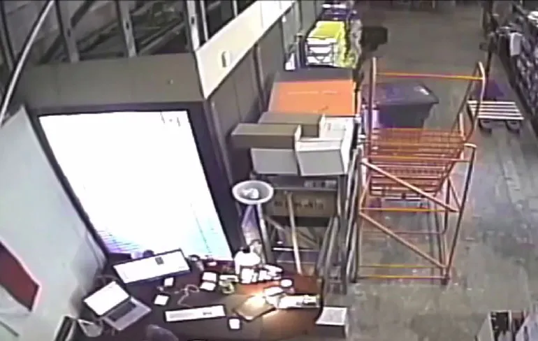 Magazijnmeester krijgt onverwacht bezoek