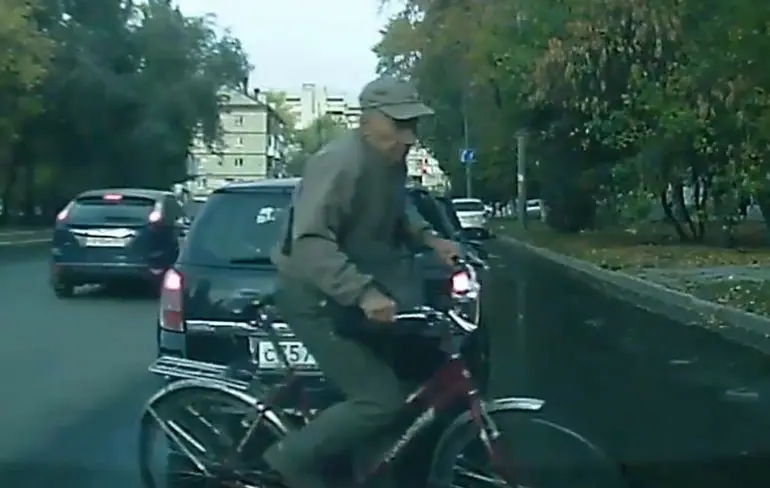 Vrolijke fietser ziet auto niet