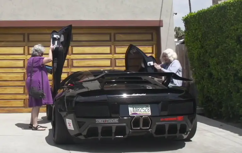 Oma’s spelen met Lamborghini in LA