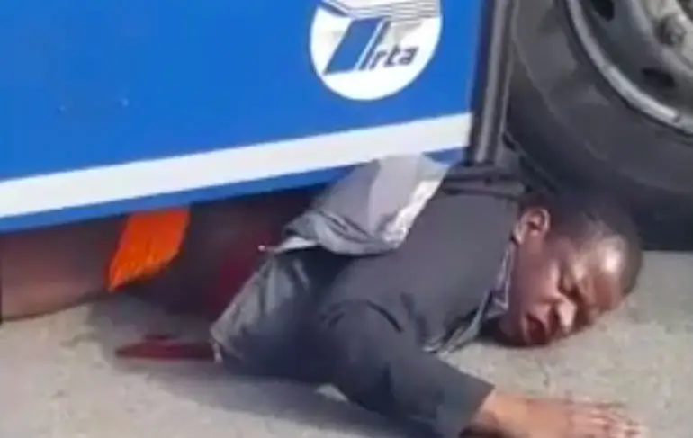 Zatte dude komt vast te zitten onder een bus