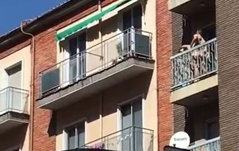 Tikkie tikkie op een Spaans balkon