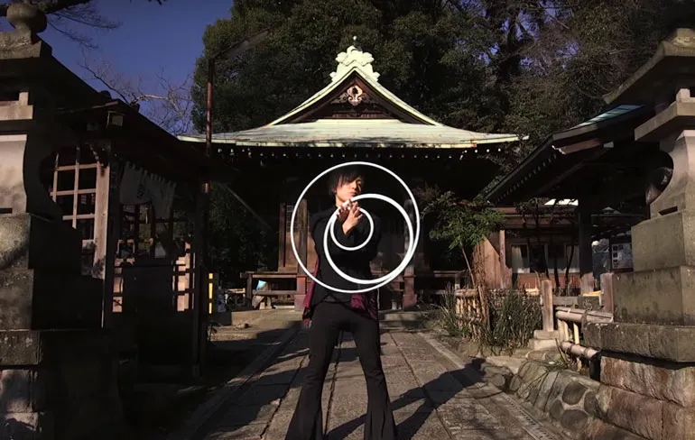 Hypnotiserende optische illusie artiest met 8 ringen