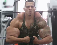 Romario Dos Santos Alves en zijn Synthol verslaving