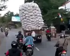 Vrachtwagentje met iets te veel lading