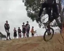 Mountain biker met een slechte landing