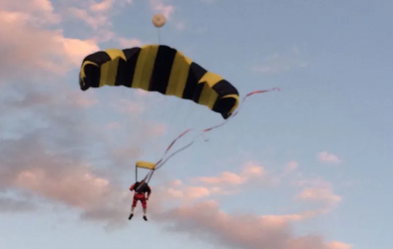 Braziliaanse Kerstman sloopt auto na parachutesprong