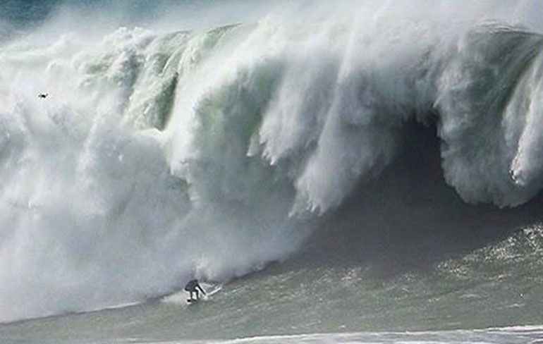 Pro surfer Pedro Vianna even heel blij met jetski