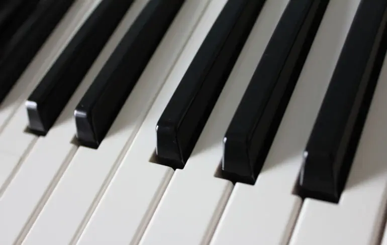 Talentvolle dame kan ook nog eens piano spelen