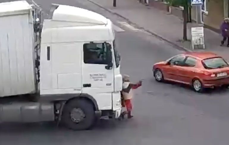 Poolse dame kan overreden worden door vrachtwagen navertellen