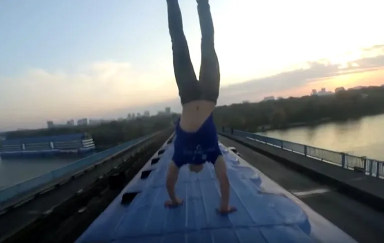 Omdat treinsurfen op zich een beetje te saai is…