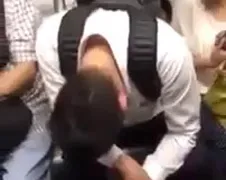 Even achteruit eten in een volle metro