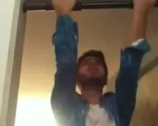 Huisgenoot wil een pull-up doen