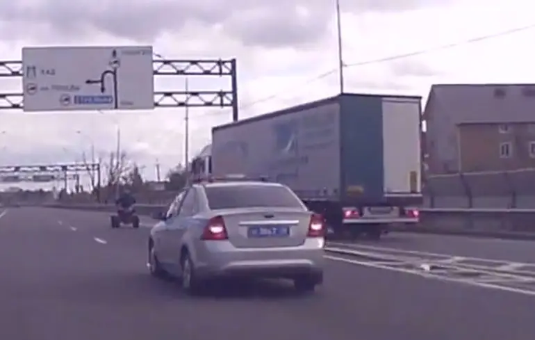 Quad rijder speelt met politie